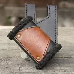 Epic Armoury LARP Zwaardhouder Met Vacht, Zwart-bruin